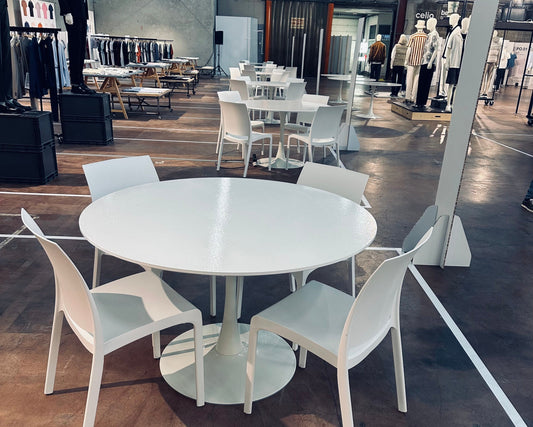 Combien de tables et de chaises prévoir pour 50, 100 ou 200 personnes ?