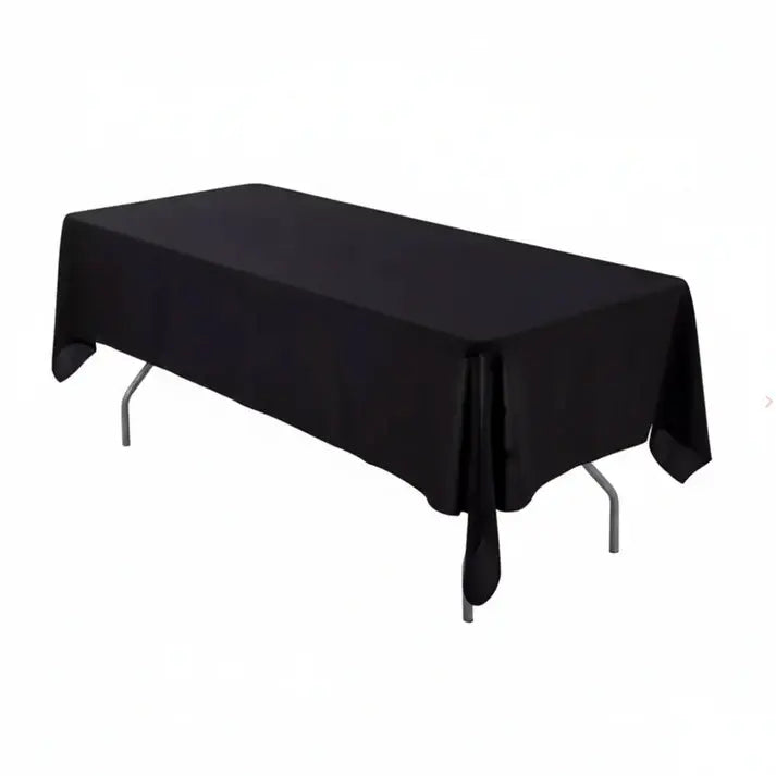 Location nappe rectangulaire noire 300x180 cm sur table de banquet, tissu polyester anti-tache finition satinée, idéale pour mariage et événement