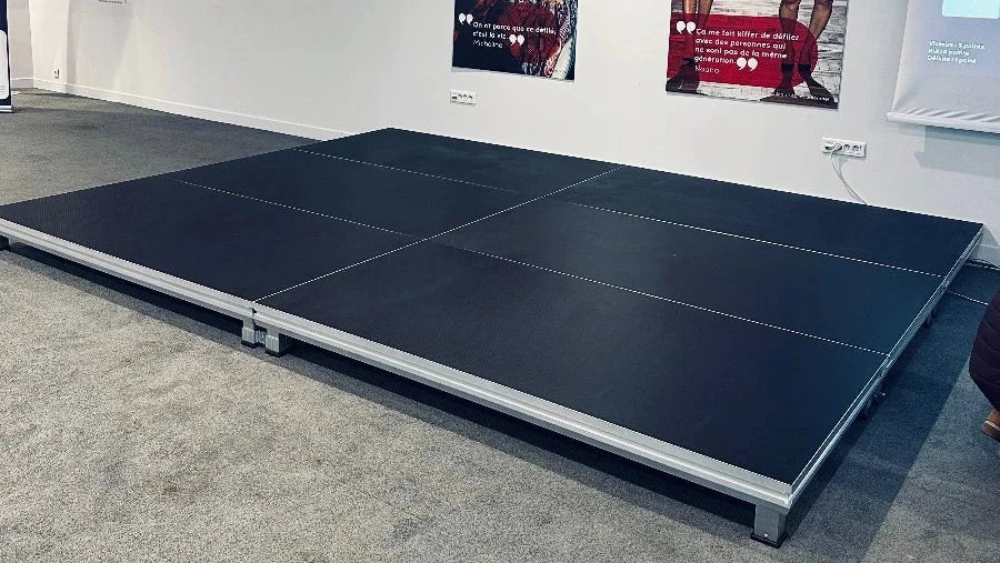 Location Scène 12m² Hauteur 20cm - GP LOCO EVENEMENT
