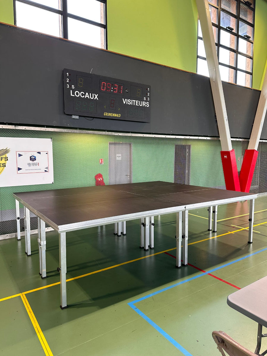 Scène élevée 12m² 3x4m hauteur 100cm avec escalier sécurisé - Location professionnelle IDF
